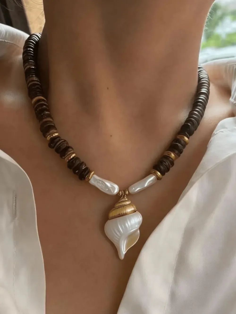 Shell Pendant Necklace with Brown Beads R798